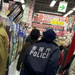 【速報】ヨドバシ秋葉原、ゲリラPS5販売で転売ヤーが店を破壊し、警察出動ｗｗｗｗ（＊動画あり）
