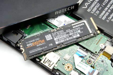 M.2 SSD「2.5インチSSDの数倍速いです。値段もちょっとしか変わりません。めっちゃ小さいです」