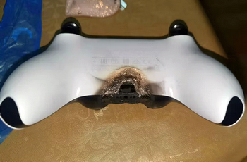 【悲報】PS5コントローラー「デュアルセンス」、自然発火して溶けてしまう