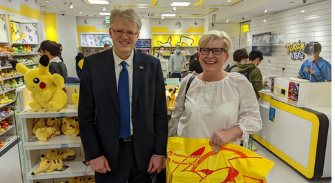 【朗報】リトアニア首相、日本のポケセンで買い物してニッコリｗｗｗｗ
