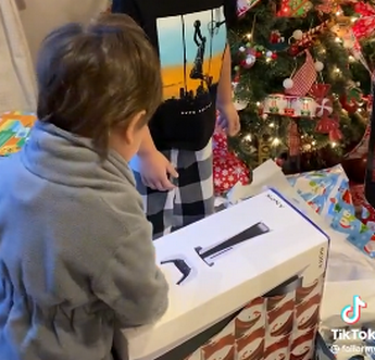 【動画】クリスマスにPS5を貰った子供、全力拒否ｗｗｗｗｗ