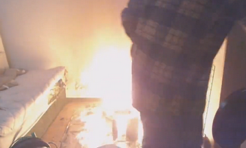 【動画】生配信中に自宅に火を放った男性、とんでもない消化方法で鎮火