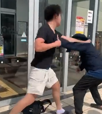【動画】ポケモンカード転売屋さん、アカチャンホンポ前で殴り合いの喧嘩