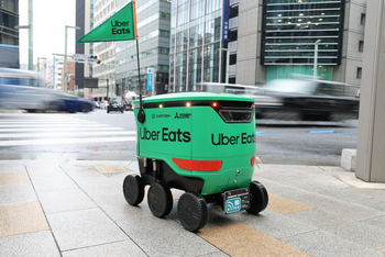 【注目】これから注文したゲームはロボットで届く　Uber Eatsロボット配送が6日にスタート、雨の中でも懸命に運ぶロボットの様子を見てきた