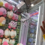 【動画】お子さま、人がやってるクレーンゲームのボタンを勝手に押してしまう